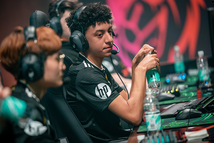 Saken fait ses débuts en LEC et la course aux playoffs