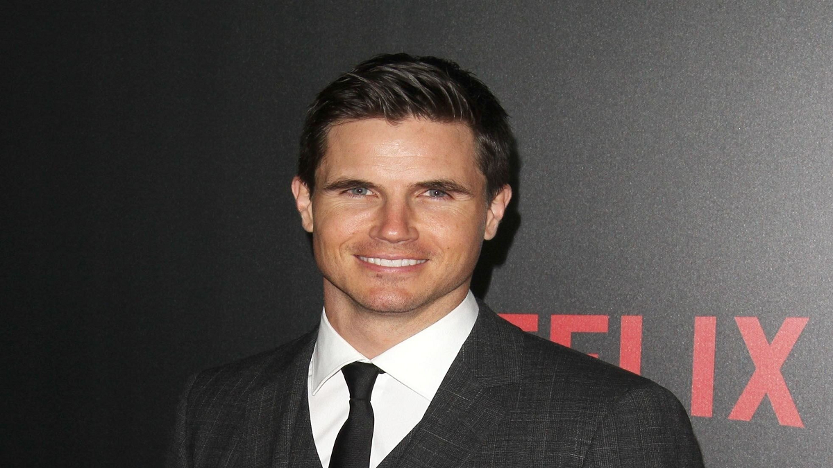 Robbie Amell The Witcher : Tout savoir sur le personnage et l'acteur de Gallatin