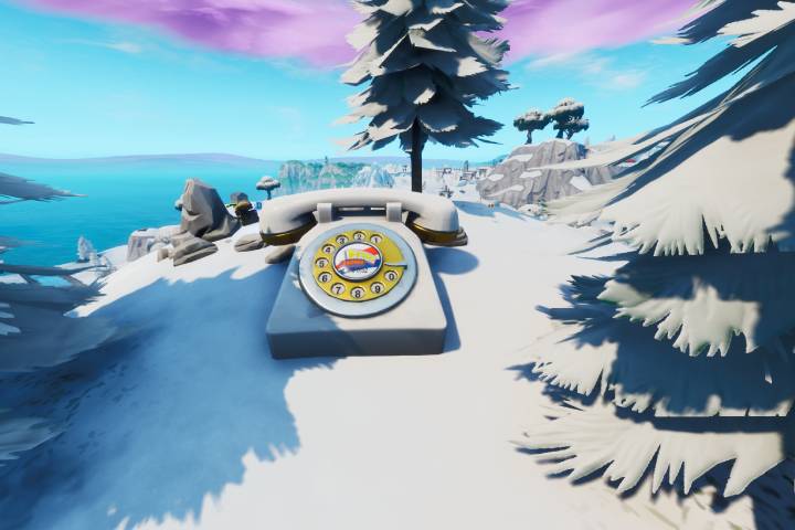 Fortnite : Chercher entre un téléphone à cadran, une fourchette et un couteau et une maison en hauteur remplie de posters de Carburo et Oméga, défi Superproduction, saison 10