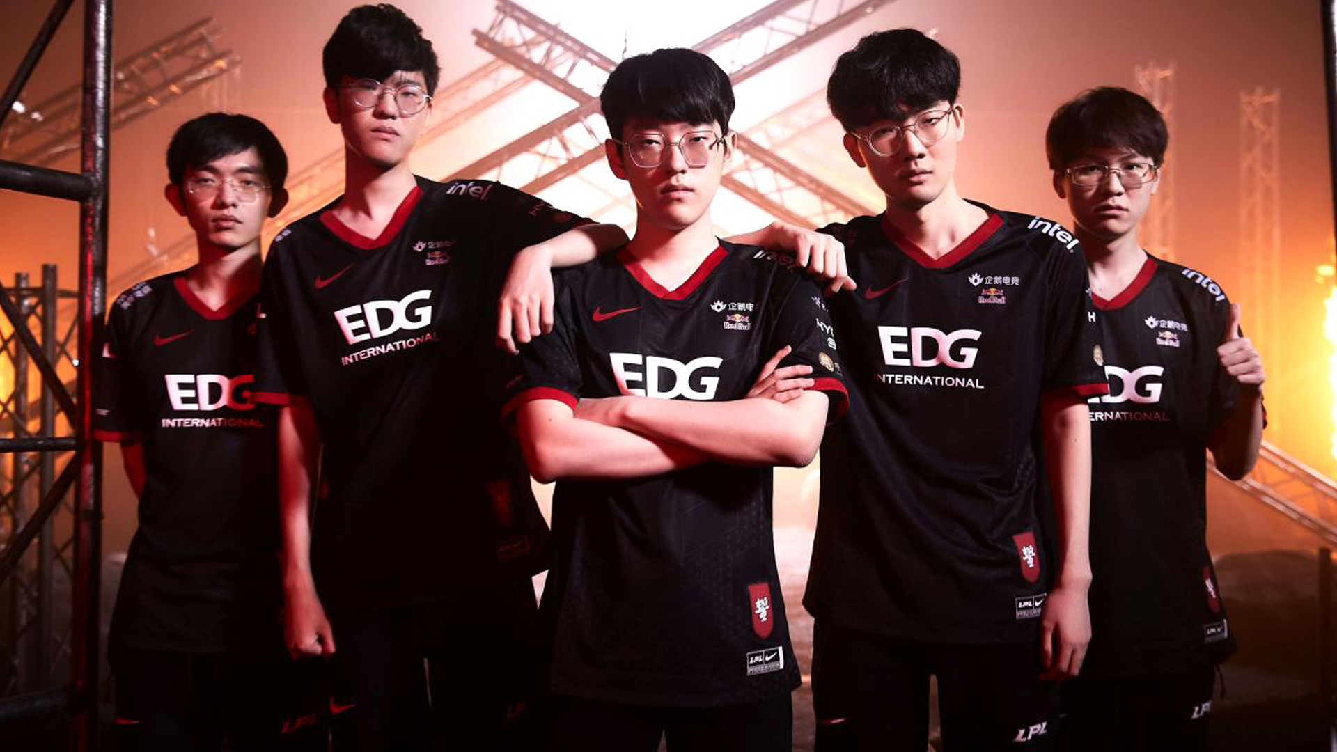 Quels sont les champions choisis par EDG pour le skin World ?