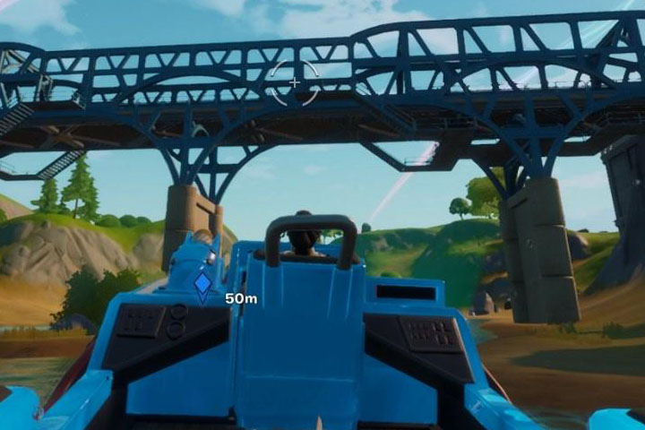 Fortnite : Conduire un canot motorisé sous les ponts en acier de différentes couleurs, défi semaine 2 saison 4