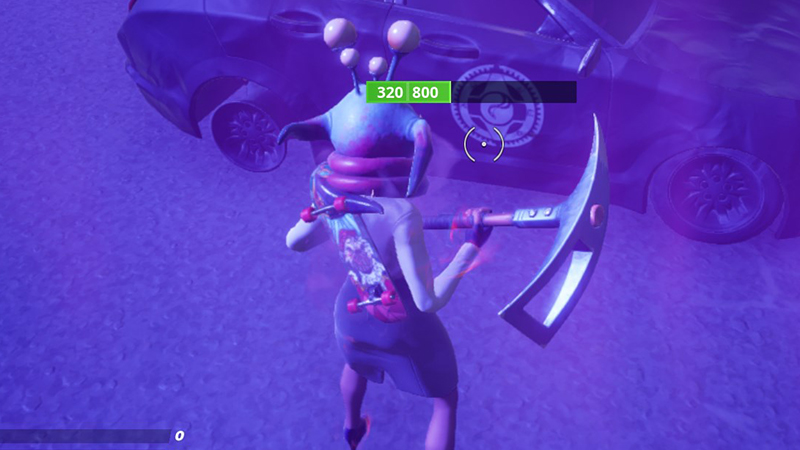 Eliminer un parasite extraterrestre accroché à quelqu'un dans Fortnite, défi saison 7