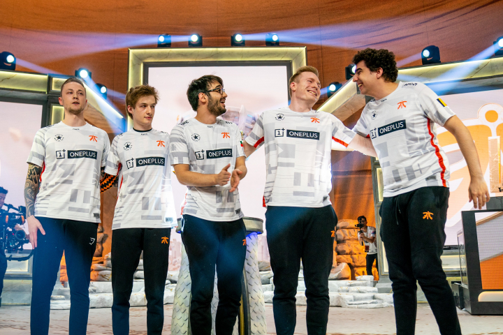 Fnatic se qualifie pour les quarts de finale en battant RNG, SKT et Clutch