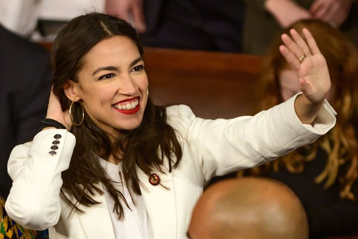 LoL : Alexandria Ocasio-Cortez, une femme politique américaine, passe silver sur League of Legends