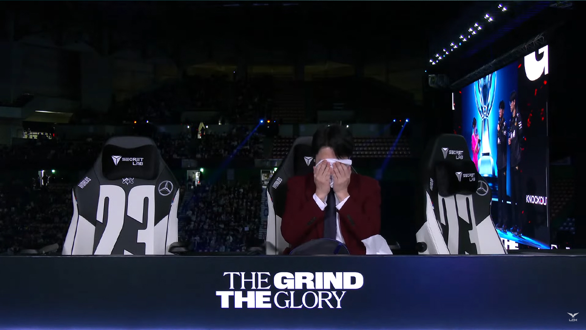 Le caster Jun en larmes après la victoire de T1 contre JDG au Worlds 2023 de LoL