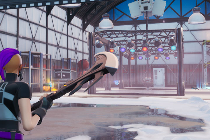 Fortnite : Danser et soulever une boule à facette dans le hangar à avion glaciaire, défi Folie de la Danse